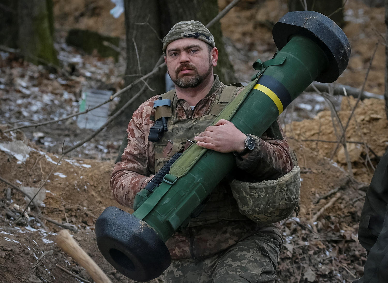 1名烏克蘭軍人在烏克蘭基輔北部地區的前線，手持針刺飛彈系統。 圖：達志影像／路透社