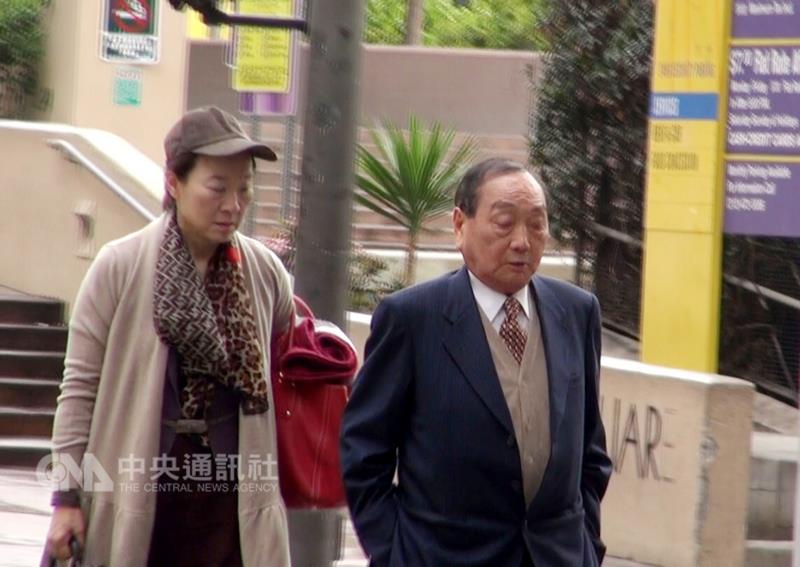 前力霸集團負責人王又曾（右）在美國因嚴重車禍不幸身亡。圖為102年3月間，王又曾妻子王金世英（左）陪同王又曾現身洛杉磯移民法院。&nbsp;&nbsp;&nbsp;圖：中央社資料照片