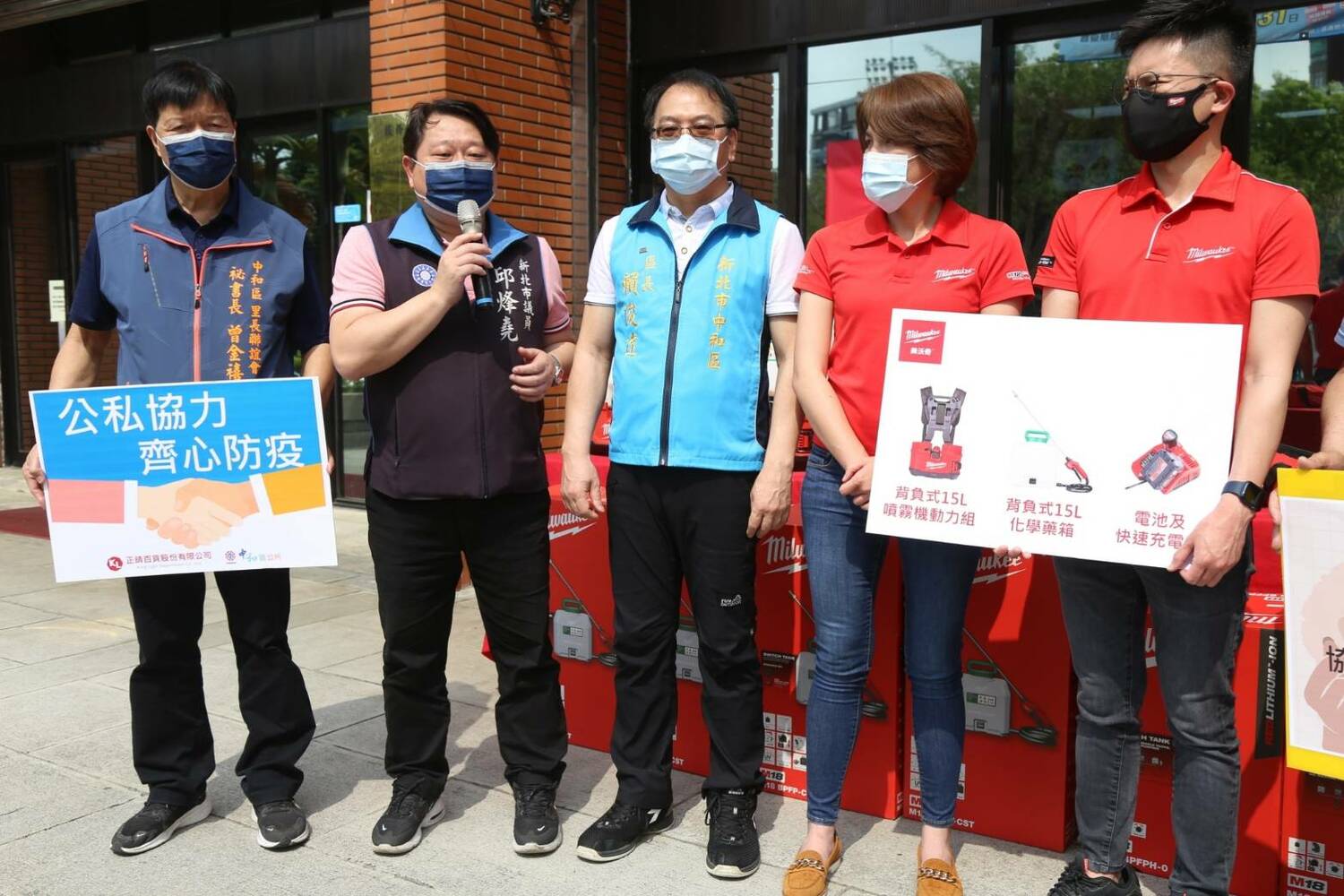 疫情嚴峻  新北議員邱烽堯媒合店家捐助中和區公所抗疫