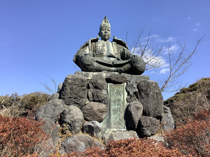 鎌倉的洗錢弁財天神社附近源氏山公園裡有源賴朝像，成為重要景點。 圖：劉黎兒/攝