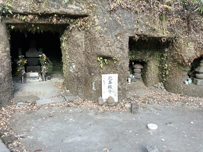夀福寺內有尼將軍(源賴朝正室)北條政子以及第三代將軍(源賴朝次男)源實朝的墓地,這種洞穴式墓地也是鎌倉特有的 圖:劉黎兒/攝 夀福寺內有尼將軍(源賴朝正室)北條政子以及第三代將軍(源賴朝次男)源實朝的墓地,這種洞穴式墓地也是鎌倉特有的 圖:劉黎兒/攝