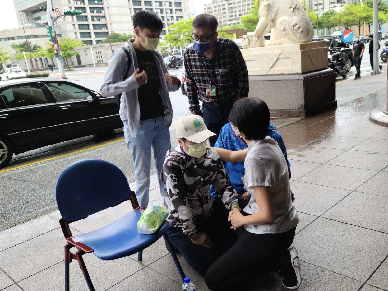 怨阿妹演唱會震動加劇 小巨蛋里長夫人又到北市府下跪