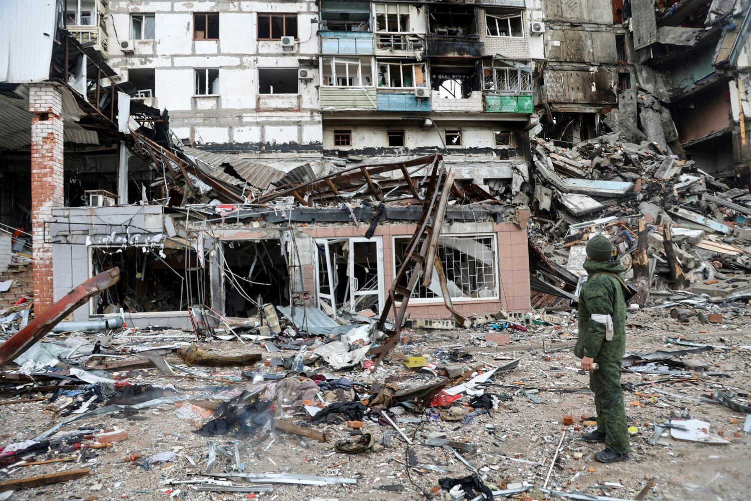 烏克蘭戰略港都城市馬里烏波爾（Mariupol）遭俄軍攻擊後滿目瘡痍，不少平民喪生。 圖 : 達志影像/美聯社