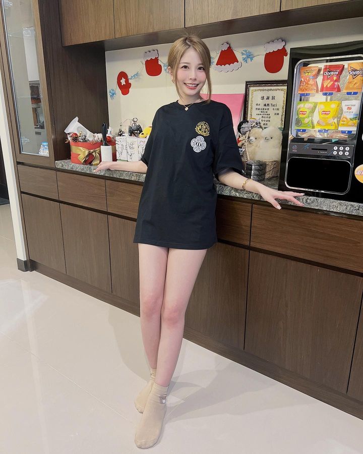 瑀熙無袖背心露酥胸 喊「夏天到了」翻出短袖