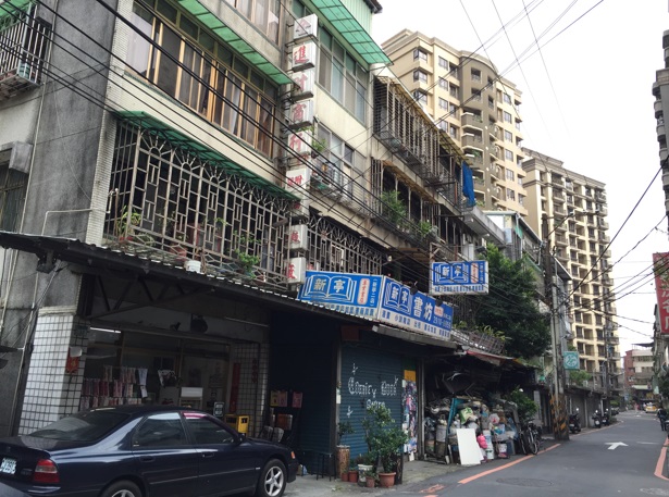 新北新店中興路三段簡易都更完工 老舊鐵皮變身新大樓