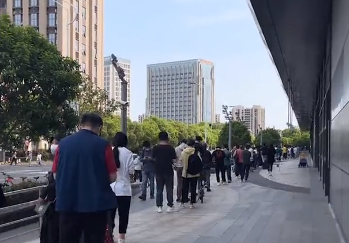 解封了還是買不到菜！上海市民到處奔走 超市只接團購 且不能跨街購買
