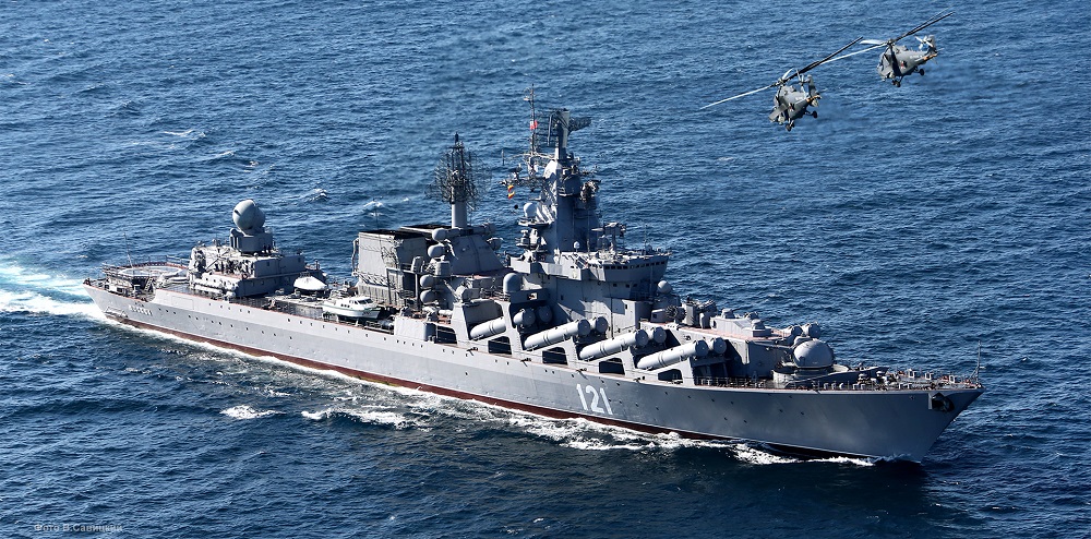 俄羅斯黑海艦隊旗艦「光榮級」飛彈巡洋艦「莫斯科號(121)」遭烏克蘭擊沉，據稱就是靠美國提供的情報，成為俄軍的奇恥大辱。     圖：翻攝維基百科/CC BY 4.0
