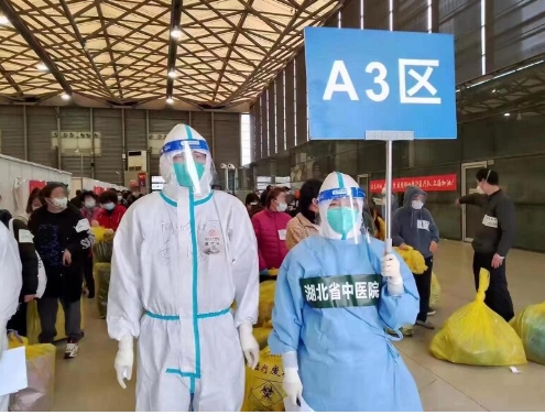上海方艙慘不忍睹！ 沒吃、沒喝、沒藥 千人共用一廁所 屋頂還塌陷漏雨