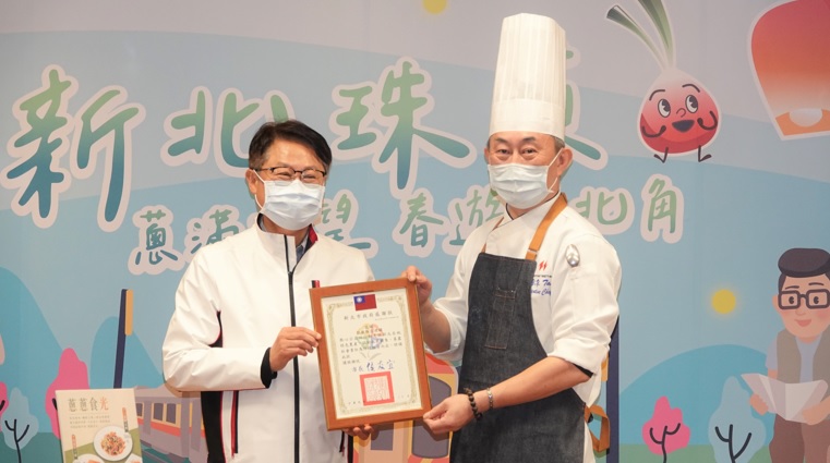 陳純敬（左）頒發感謝狀予凱撒飯店旗下台北凱達大飯店行政主廚戴于益。   圖：新北市農業局提供
