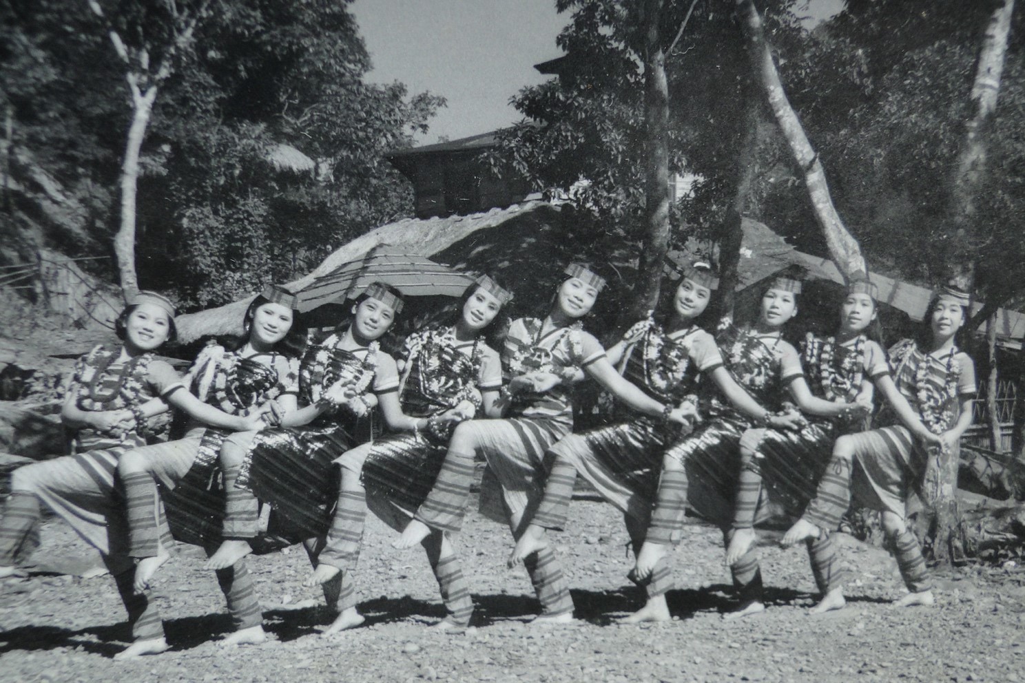 舊時烏來原住民樂舞表演。   圖：高茂源先生提供