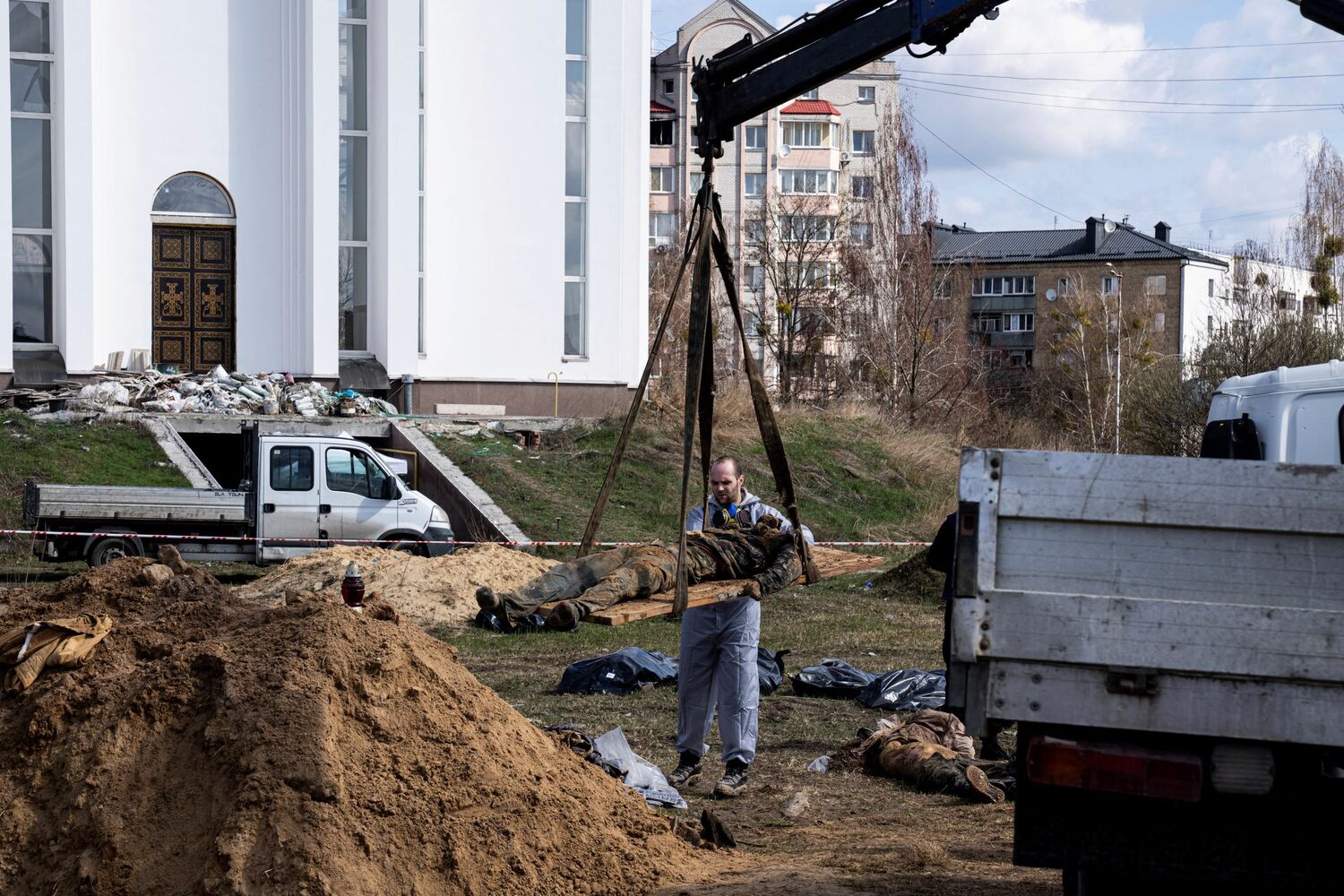 日前一名法醫科學家從烏克蘭基輔郊區布查（Bucha）的一個萬人坑中移走了一具當地居民的遺體。（資料照）   圖：達志影像 / 美聯社