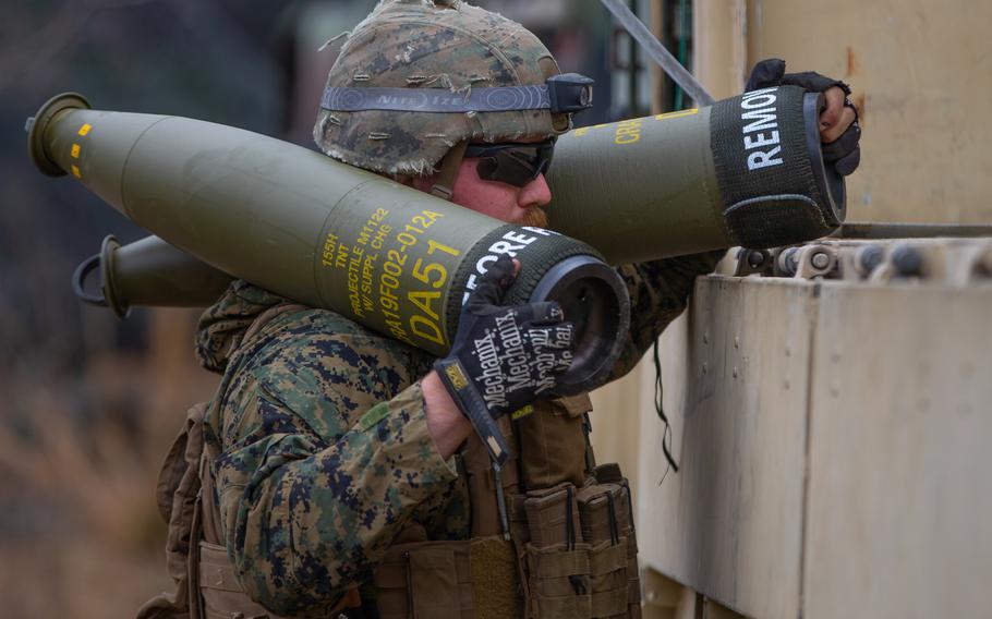 美軍報證實在「境外」培訓烏克蘭軍隊使用155mm榴彈砲。   圖：翻攝U.S. Marine Corps