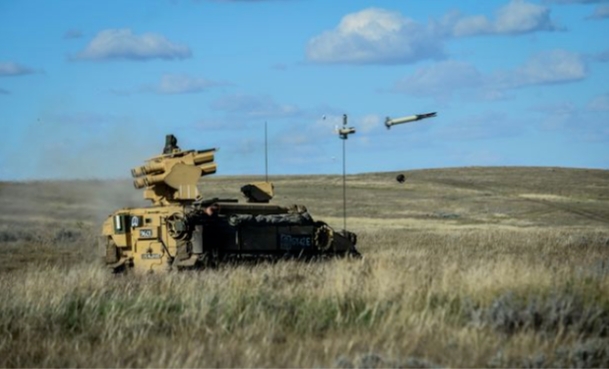 防空型「風暴者」裝甲車可以裝載 17 枚「星光」防空導彈，這款導彈被設計用來攔截空中和地面威脅，如敵人的無人機、直升機和裝甲車。   圖 : 翻攝自英國國防部官網