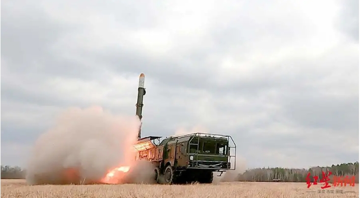俄軍以火箭攻擊烏克蘭東部地區。   圖 : 翻攝自紅星新聞