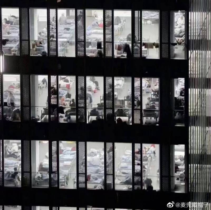 上海疫情嚴重，一處辦公大樓被挪來直接變方艙醫院。   圖:翻攝自微博