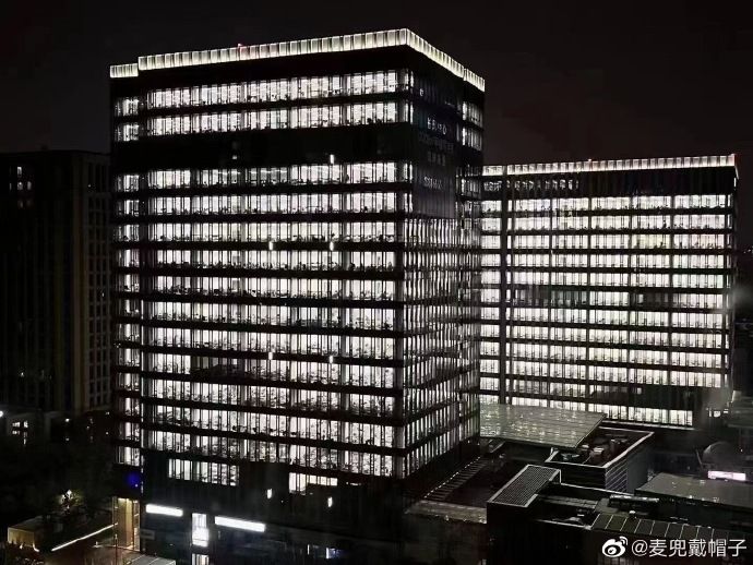 不是在加班！上海辦公大樓暗夜燈火通明 竟是數千人的方艙醫院