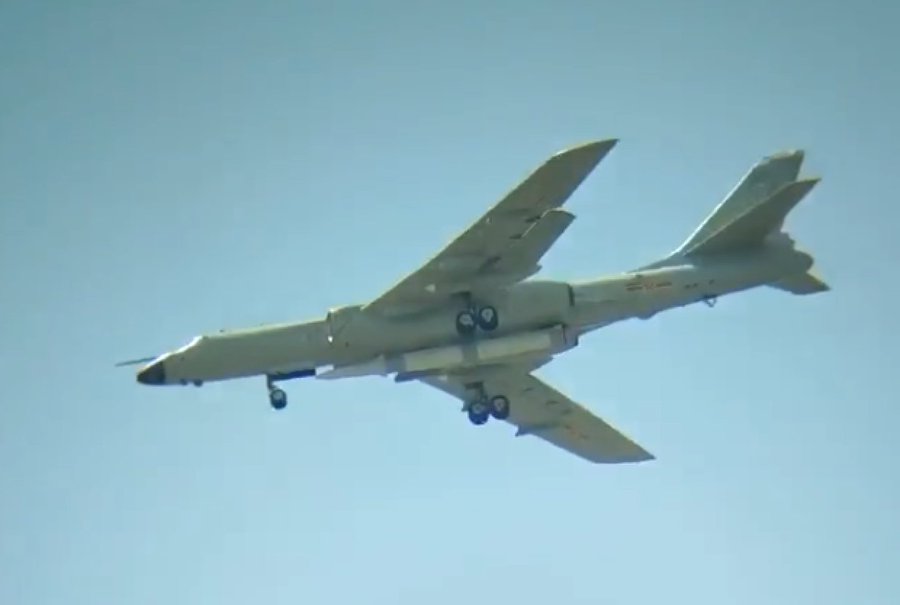 地表最強反航母手段？解放軍轟-6N掛載疑為YJ-21神秘空射飛彈現身