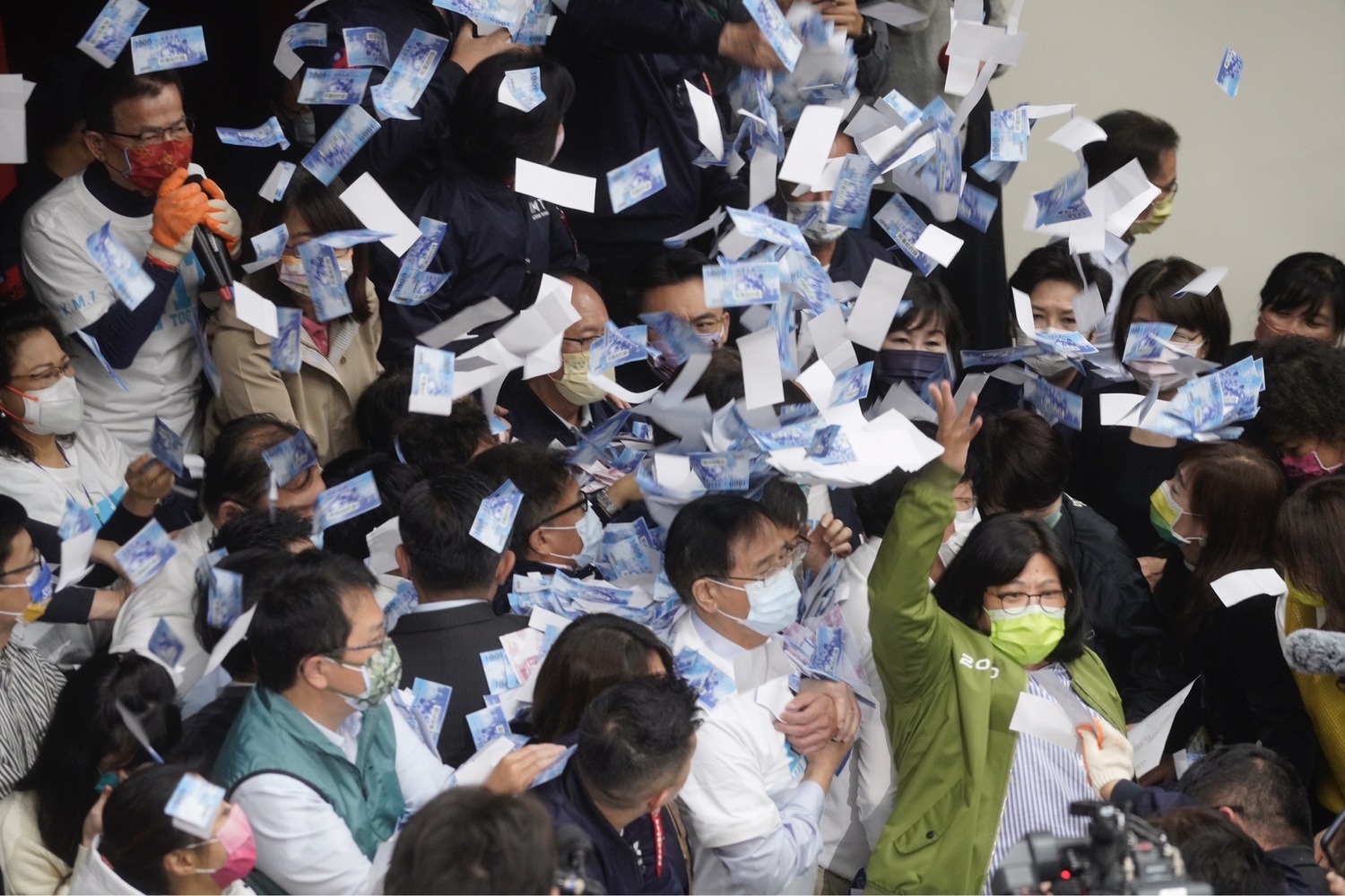 藍委狂撒假鈔，以示抗議。 圖：張良一／攝