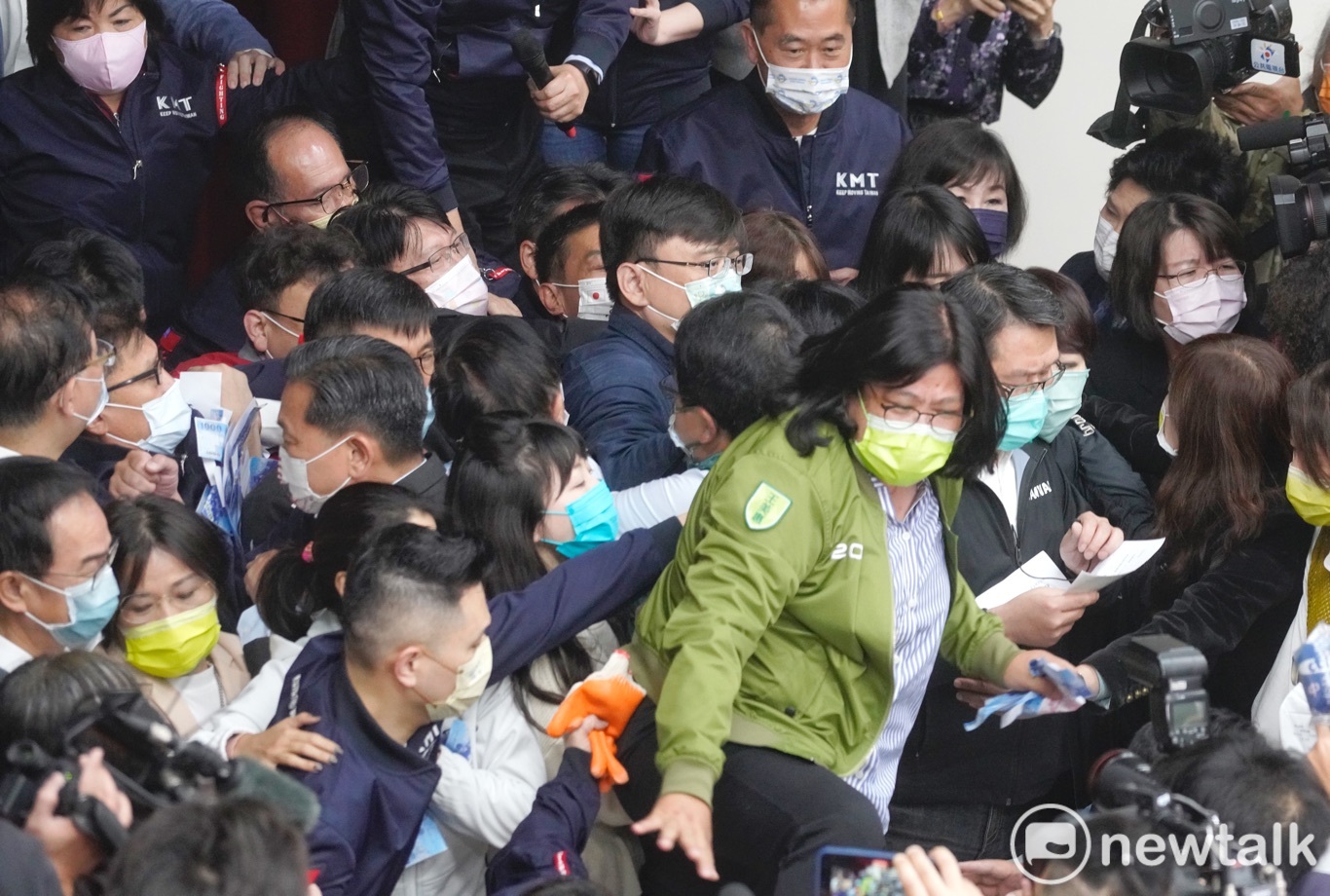 民進黨立委王美惠跳上主席台阻擋欲往前衝的國民黨立委陳玉珍。   圖：張良一/攝