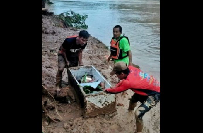 菲律賓受鮎魚颱風影響救援小組從冰箱救出一名１１歲男孩。   圖 : 截取自菲律賓貝貝市消防局
