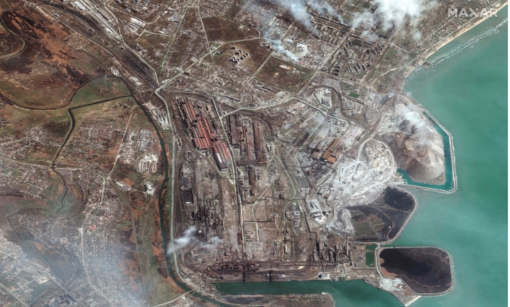 亞速鋼鐵廠（Azovstal steel factory）是烏克蘭守住馬里烏波爾的最後據點，附近已呈一片焦土。   圖 : 翻攝自MAXAR (資料照)
