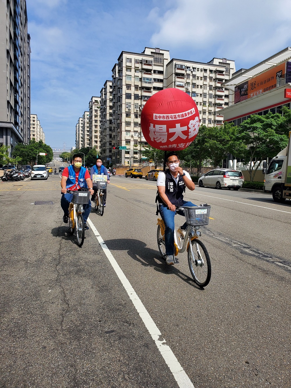 台中市議員參選人楊大鋐與志同道合的好友共同騎乘YouBike，用行動來支持世界地球日。   楊大鋐/提供