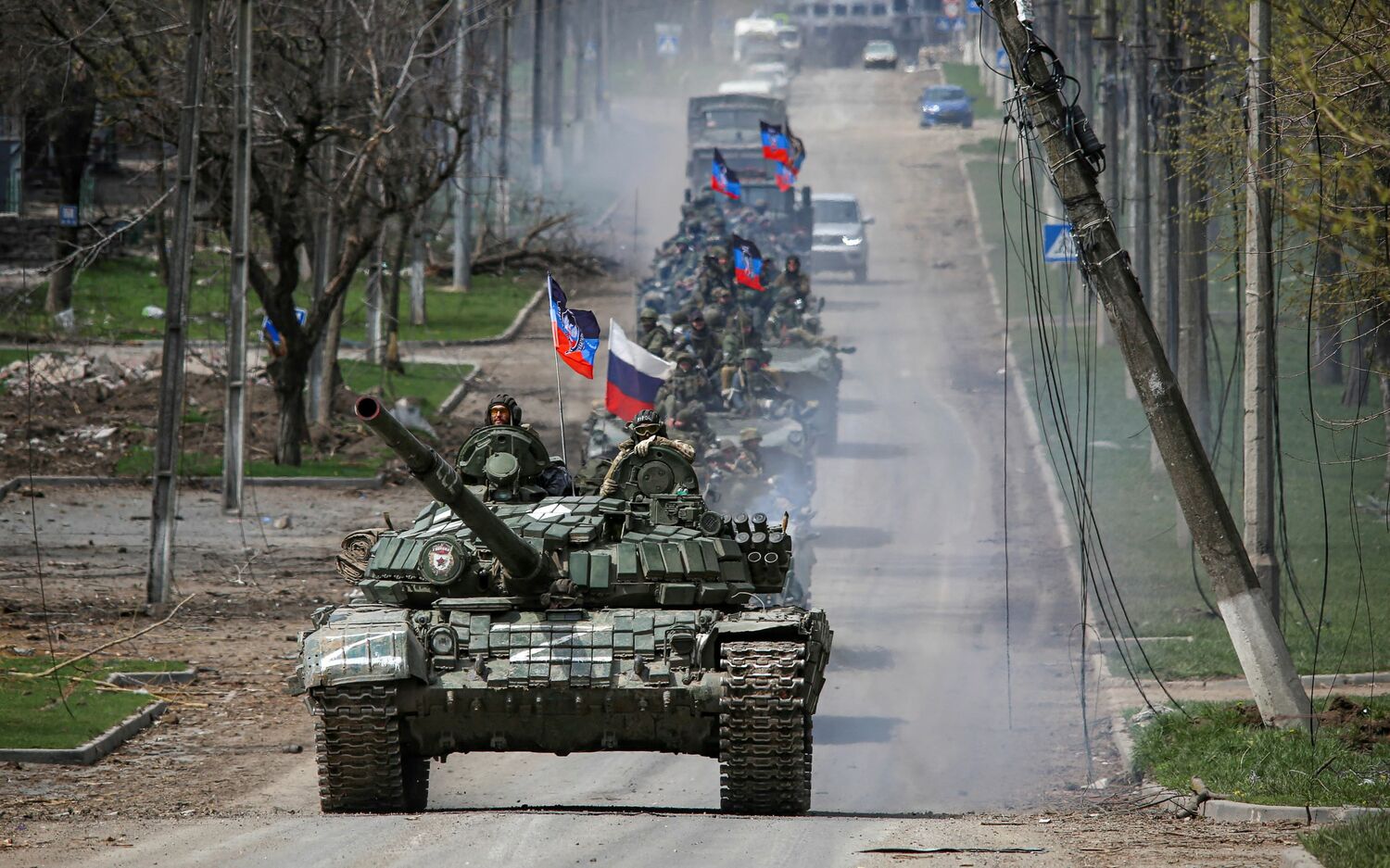 一支由親俄軍隊組成的裝甲車隊沿著馬里烏波爾的一條公路行駛。   圖：達志影像/路透社