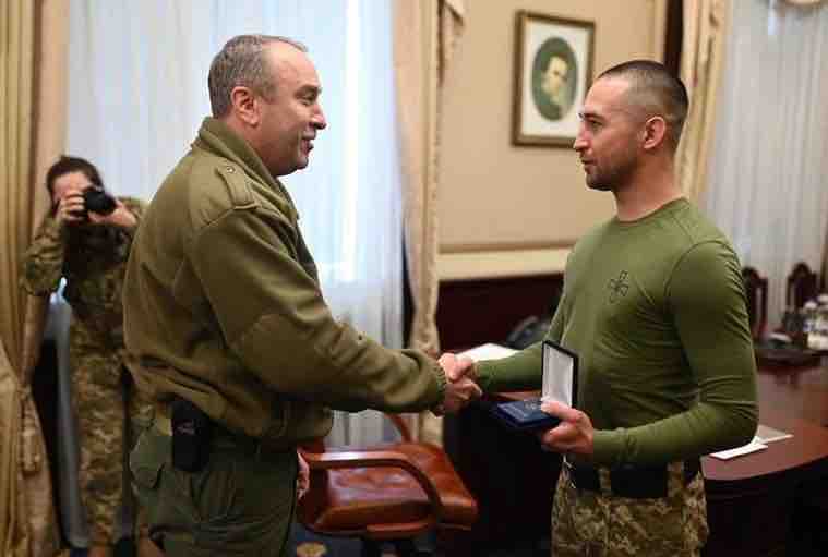 赫里博夫在內的蛇島守軍獲得烏克蘭軍方頒發勳章。   圖：翻攝自烏克蘭國防部推特 