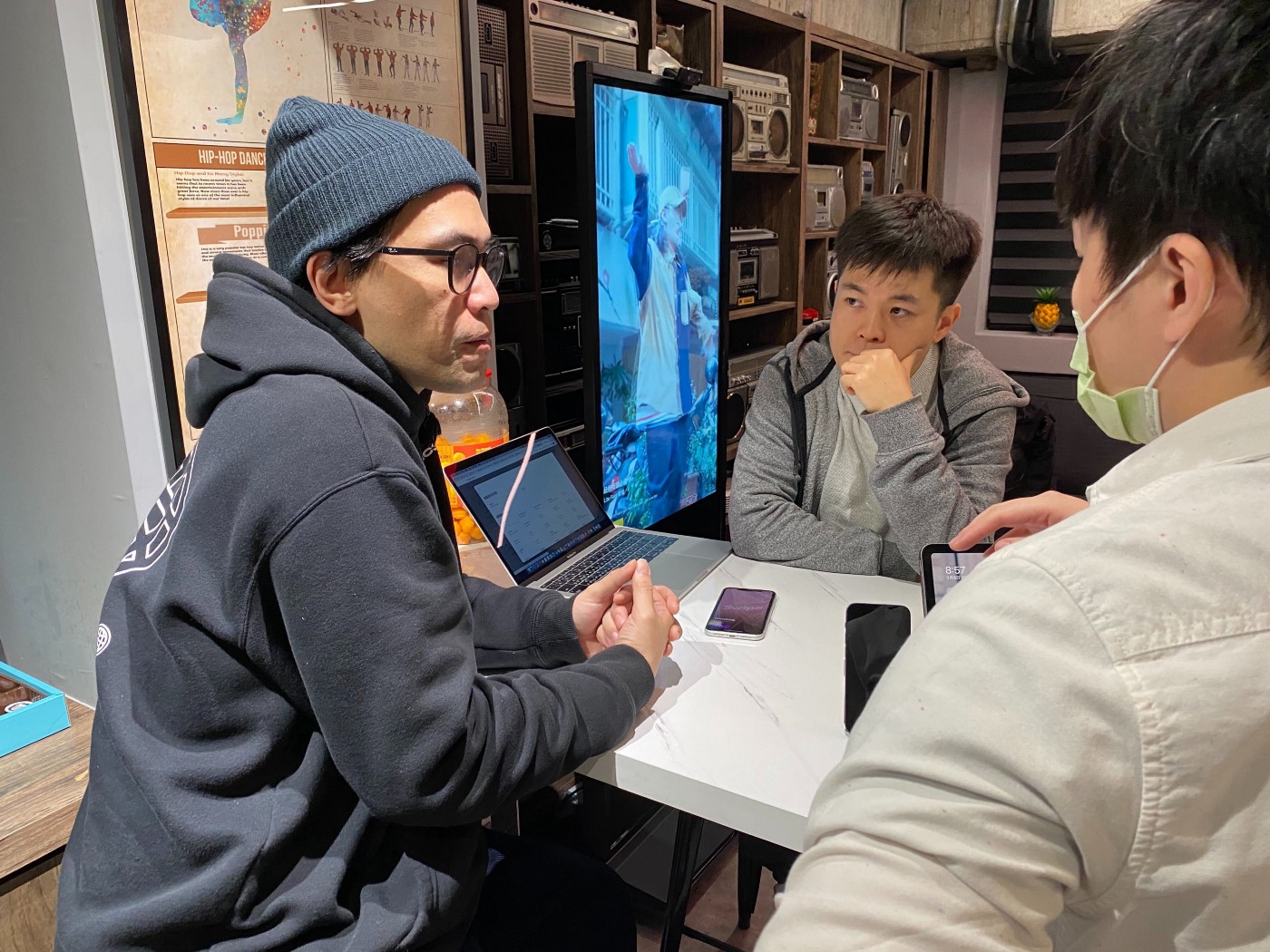 Swipe共同創辦人 Rino（畫面左1）與 Allen（畫面右1）工作照片。   圖：創夢市集／提供 