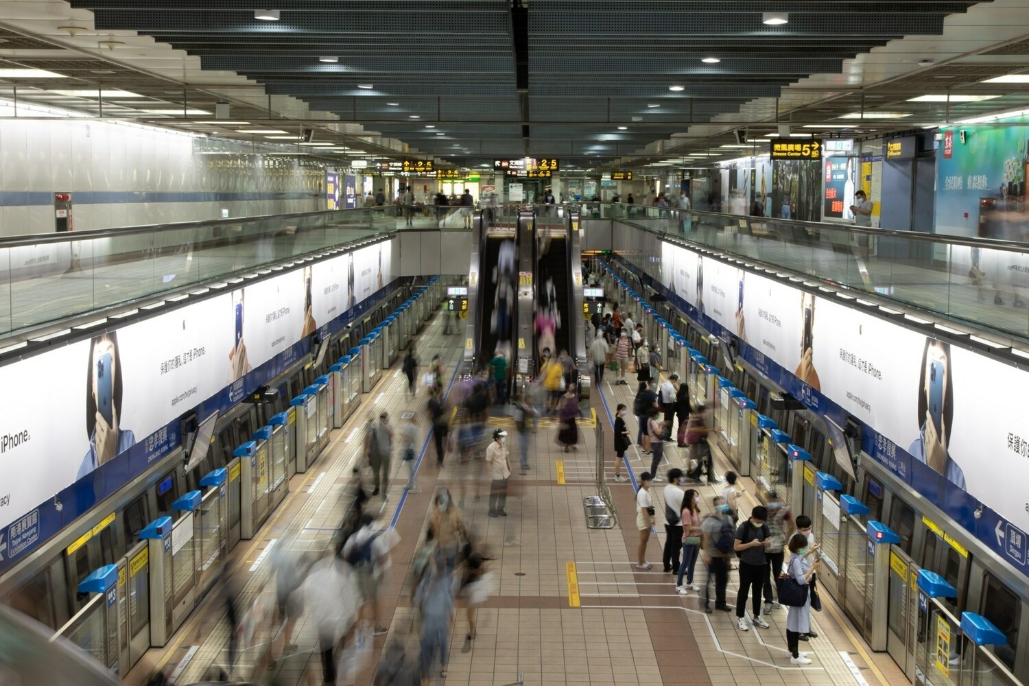隨本土疫情升溫，民眾擔心在捷運內如何保持社交距離。台灣Google於今日宣佈與北捷合作，在Google地圖中顯示擁擠程度。   圖：取自台北捷運臉書