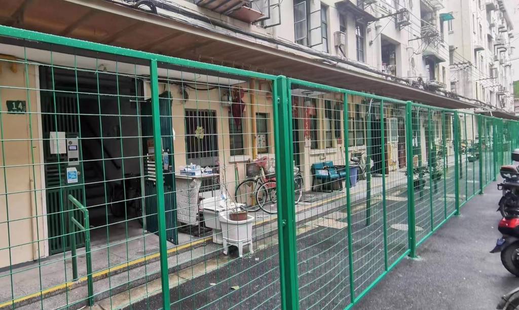 上海當局在住家外搭建圍欄，對所有確診病例和陽性感染者進行強制隔離，遭居民痛批像牲口。   圖／微博@咔刪德拉