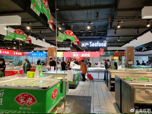 除了上海疫情嚴重外，近日北京疫情再起，該市多間超市湧現搶購潮，菜攤被搶購一空。   圖：截自微博