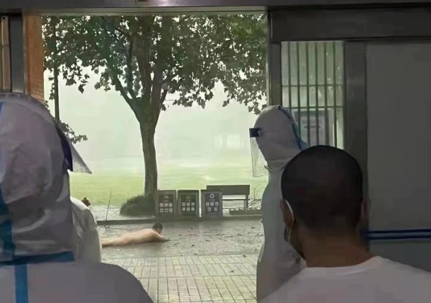 上海疫情未止又遇暴風雨！ 醫護被吹倒、採檢站全垮、方艙浴室飛走
