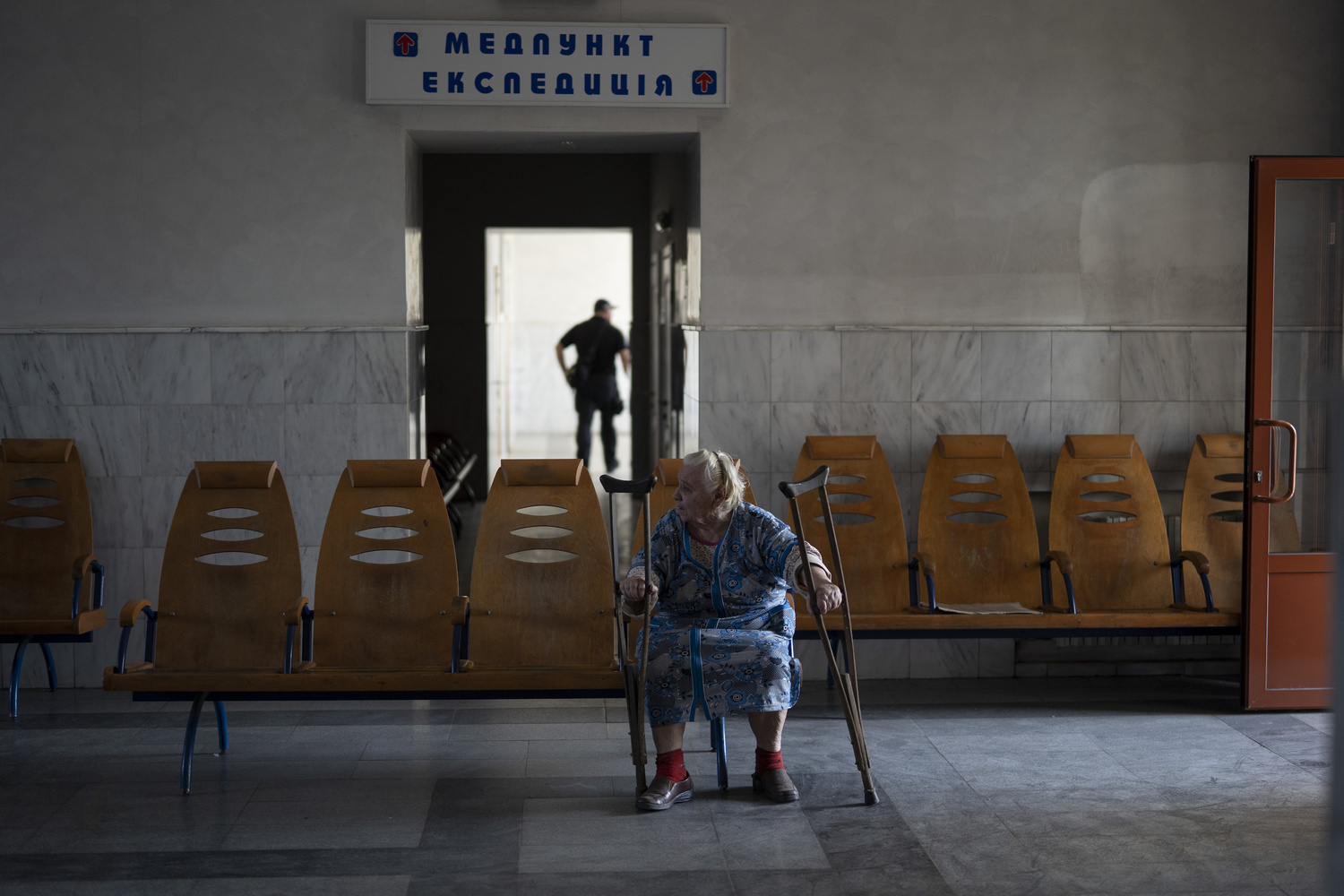 日前一名烏克蘭婦女在波克羅夫斯克（Pokrovsk）的火車站等車，以逃離北頓涅茨克（Sievierodonetsk）和附近城鎮的戰火。（資料照）   圖：達志影像／美聯社