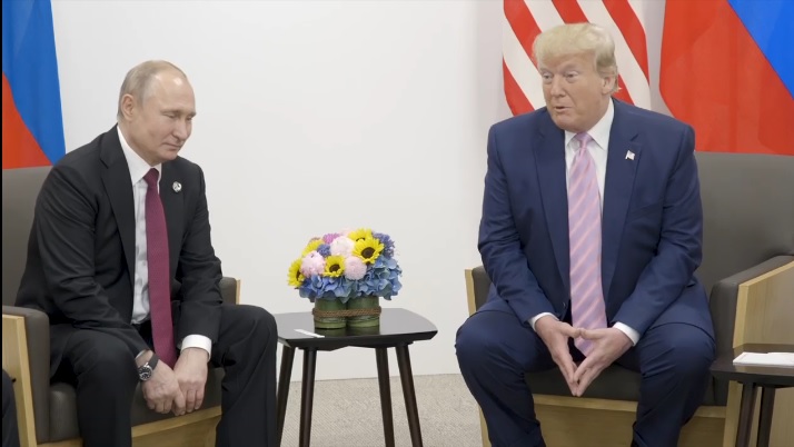 美國前總統川普（右）曾在2019年訪問日本時，會見俄羅斯總統普丁，2人關係看似良好。   圖：翻攝自美國白宮檔案臉書