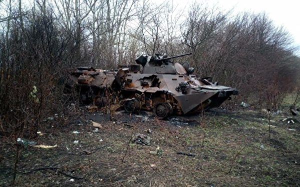 烏克蘭軍隊摧毀的俄軍裝甲車。   圖 : 翻攝自烏克蘭國防部