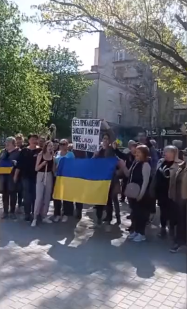烏克蘭南部城市赫爾松被俄軍掌控，俄羅斯最近舉辦假公投，引起民眾上街抗議。   圖 : 翻攝自推特