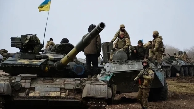 烏克蘭合成兵種團步兵坐在坦克車上。 圖 : 翻攝自騰訊網（資料照）