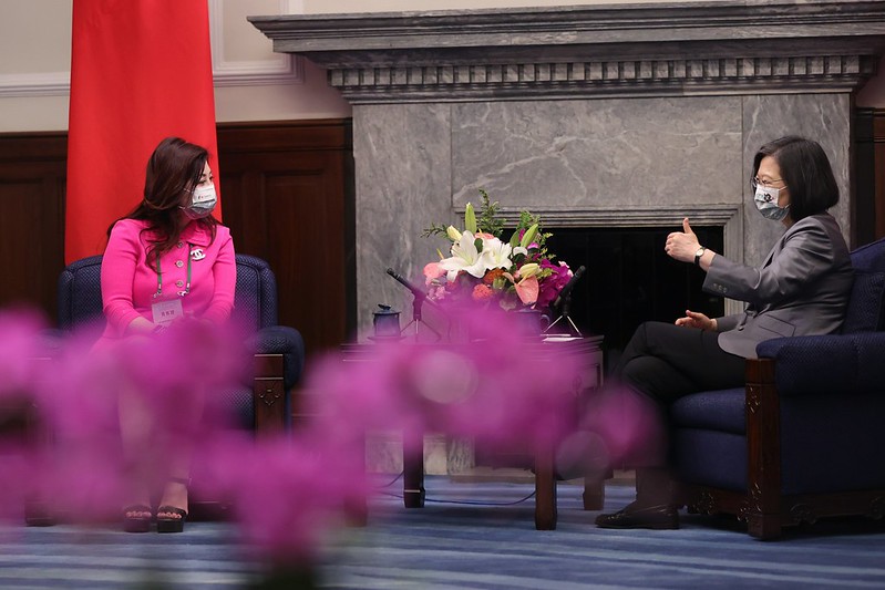 蔡英文總統今（29）日上午接見「北美洲台灣商會聯合總會回國訪問團」，左為張聖儀總會長。   圖：總統府提供