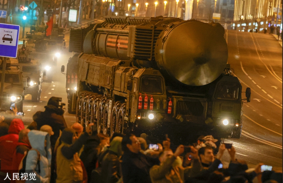 俄羅斯於當地時間4月28日晚間進行衛國戰爭勝利77週年閱兵式首次夜間彩排，飛彈發射車開過首都街道。   圖 : 翻攝自人民視覺