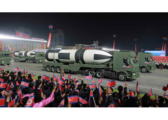 北韓人民軍建軍90周年閱兵，展出多種新款核武飛彈。   圖：翻攝北韓勞動新聞