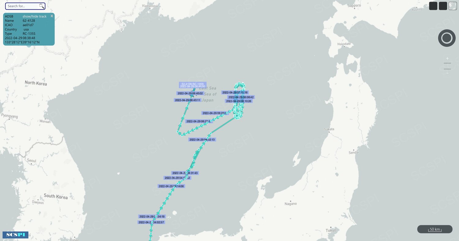 中國半官方智庫「南海戰略態勢感知計畫」(SCSPI)29日PO出美軍RC-135S「眼鏡蛇球」電子偵察機在日本海上空徘徊偵察的航跡圖。   圖：翻攝 SCS Probing Initiative推特