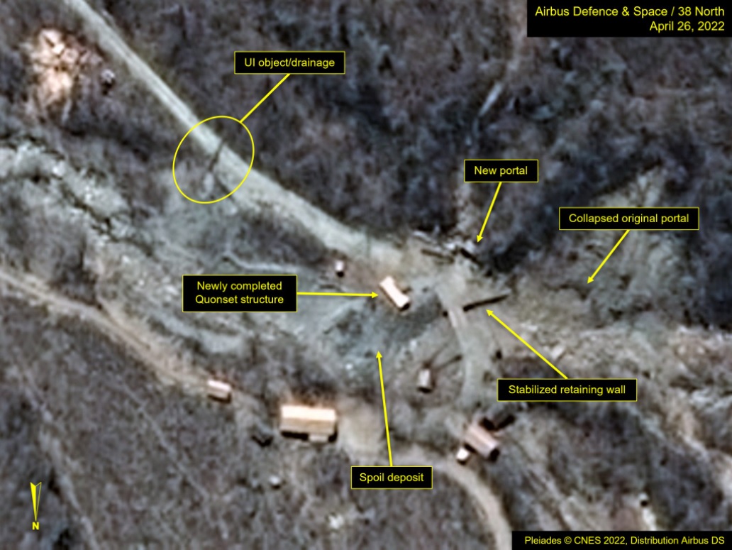 美國北韓研究網站《38 North》揭露，北韓豐溪里核子試驗場3號坑道新入口外有新建築工事、木材搬運及設備和補給品增加跡象。   圖：翻攝38north.org