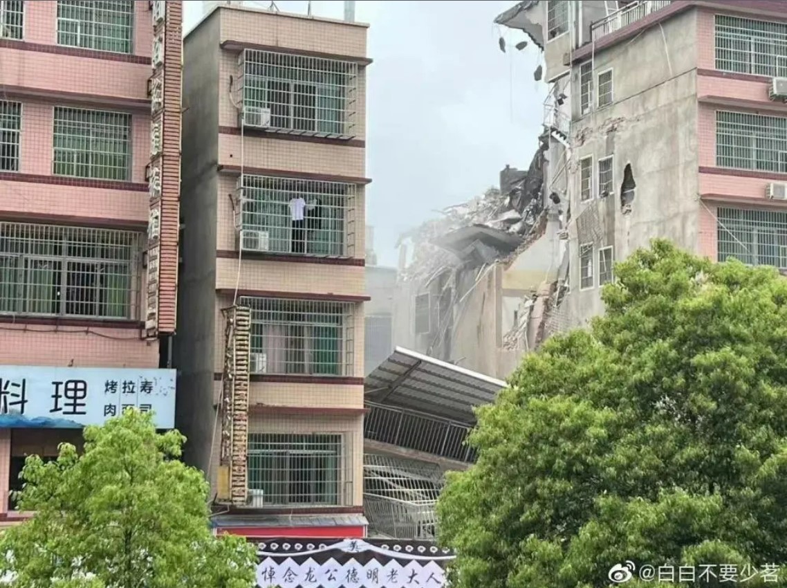 中國長沙有大樓忽然倒塌，廢墟堆疊高達兩層樓高。   圖：翻攝自北京青年報