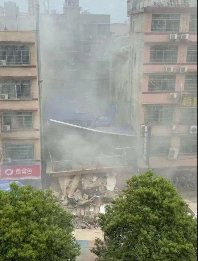中國長沙有大樓倒塌。   圖：翻攝自北京青年報