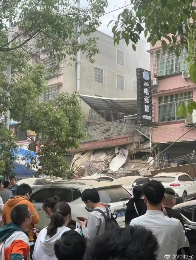 中國長沙有大樓倒塌，現場民眾圍觀。   圖：翻攝自北京青年報