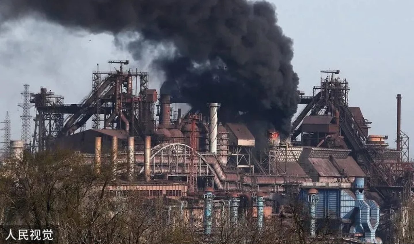 俄羅斯正在不斷襲擊位於馬里烏波爾市中心的亞速鋼鐵廠。   圖：翻攝人民視覺