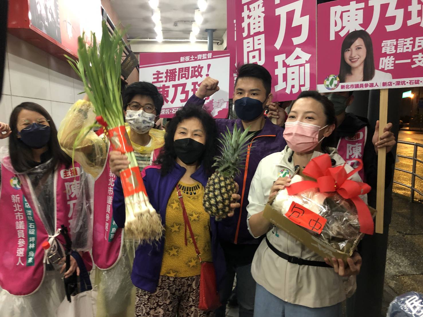 新北市議員參選人陳乃瑜於4月29日傍晚展開行軍掃街，爭取市民支持。   圖：陳乃瑜辦公室提供