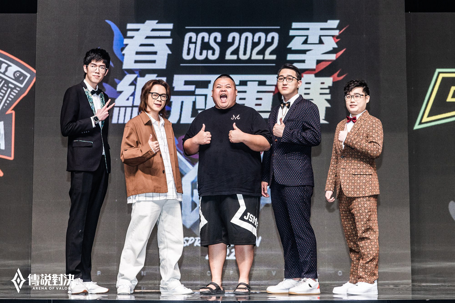由Neil(左起)、HowHow、蛇丸、Yuzon與Winds組成的傳說HowHow丸贏得明星賽勝利 圖:Garena/提供 由Neil(左起)、HowHow、蛇丸、Yuzon與Winds組成的傳說HowHow丸贏得明星賽勝利 圖:Garena/提供