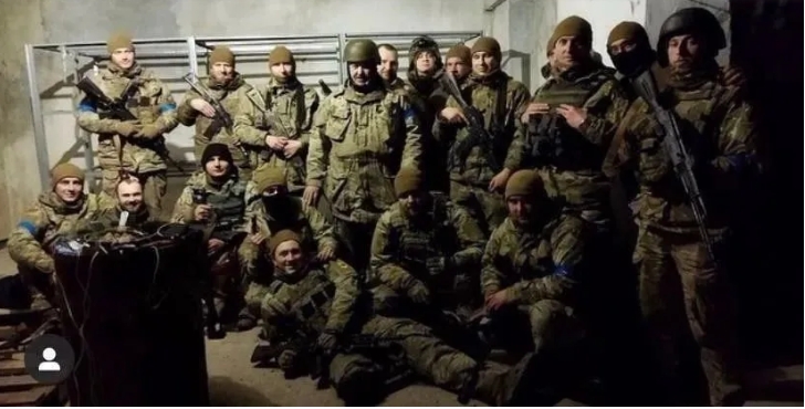 扎哈羅娃稱，「亞速營」成員自 2014 年起訓練孤兒成為狙擊手。（圖為亞速鋼鐵廠的亞速營部隊）   圖 : 翻攝自樞密院十號 (資料照)
